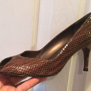 New Stuart Weizmann snake skin pump Sz61/2
